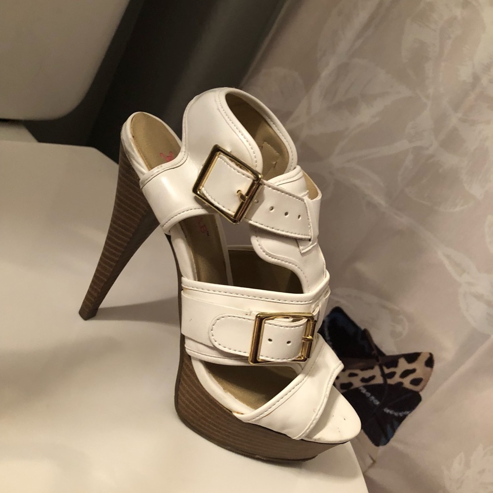 Size 6 white just Fab heels
